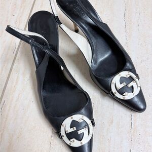 Auth Gucci Black Leather Slingback Pointed-Toe Pumps with White Logo Medallion